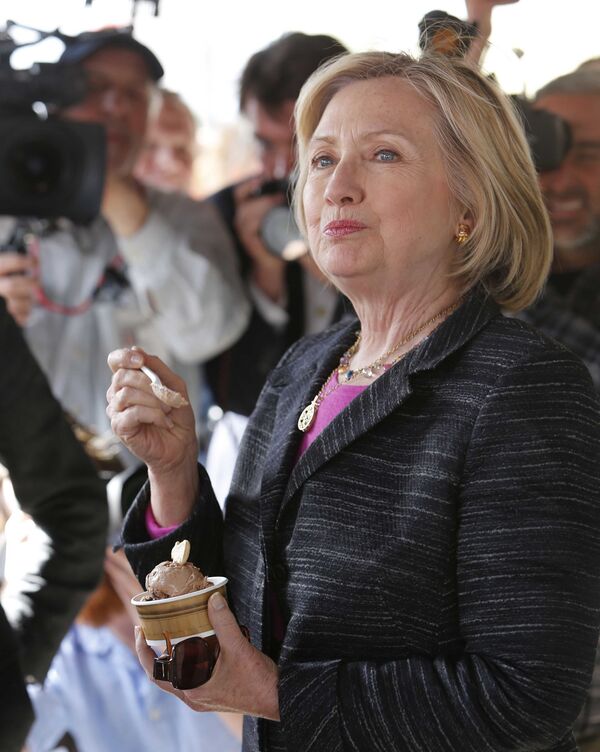 Candidatul democrat la președenție Hillary Clinton mănâncă înghețată cu unt de arahide în timp ce se oprește la Moo's Place - Sputnik Moldova