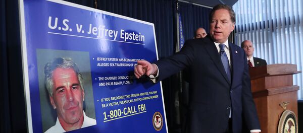 Джеффри Берман, прокурор Соединенных Штатов по южному округу Нью-Йорка, указывает на фотографию Джеффри Эпштейна Джеффри Берман, прокурор Соединенных Штатов по южному округу Нью-Йорка, указывает на фотографию Джеффри Эпштейна - Sputnik Молдова
