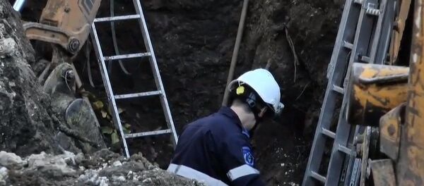 Рабочего засыпало землей в центре Кишинева - Sputnik Молдова