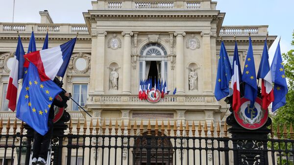 A worker arranges European flags alongside French national flags on the railings outside the Ministry of Foreign Affairs in Paris on May 9, 2015 as part of events marking Europe Day. - Sputnik Moldova