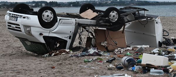 Mașină răsturnată urmare a unei furtuni pe plaja din Nea Plagii, Halkidiki, Grecia de Nord, în care au murit câțiva turiști din Cehia, România și Rusia - Sputnik Moldova-România