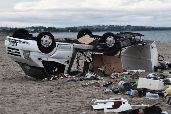 Mașină răsturnată urmare a unei furtuni pe plaja din Nea Plagii, Halkidiki, Grecia de Nord, în care au murit câțiva turiști din Cehia, România și Rusia - Sputnik Moldova-România