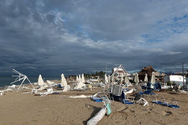 Plaja din Nea Plagia, după furtună, Halkidiki, Grecia de Nord - Sputnik Moldova-România