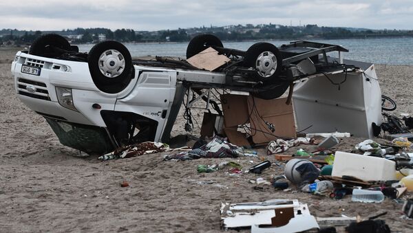 Mașină răsturnată urmare a unei furtuni pe plaja din Nea Plagii, Halkidiki, Grecia de Nord, în care au murit câțiva turiști din Cehia, România și Rusia - Sputnik Moldova