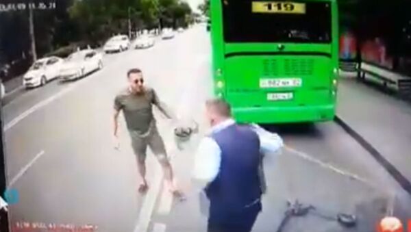 Мужчина на самокате избил водителя автобуса и попал под машину - Sputnik Молдова