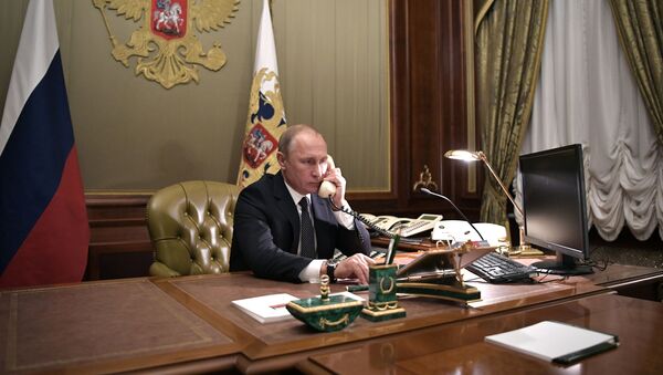 Vladimir Putin în timpul unei discuții telefonice, fotografie de arhivă.  - Sputnik Moldova