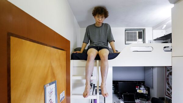25-летний уроженец Гонконга Фунг Ченг, графический дизайнер, живущий в квартире со родителями и братом, в своей спальне площадью 5 кв.м. - Sputnik Молдова