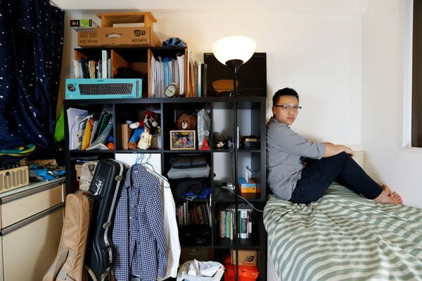 Коренной житель Гонконга Джон Вай, 26 лет, инженер, живущий с родителями и сестрой, в своей спальне площадью 7 кв. м - Sputnik Молдова