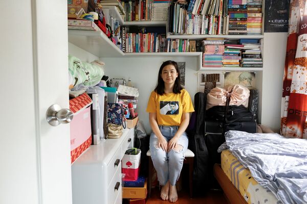 22-летняя коренная жительница Гонконга Ruby Leung (студентка права) в своей 7-метровой комнате - Sputnik Молдова