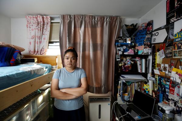 22-летняя жительница Гонконга Zaleena Ho,, которая живет с родителями, позирует в своей 7-метровой комнате - Sputnik Молдова
