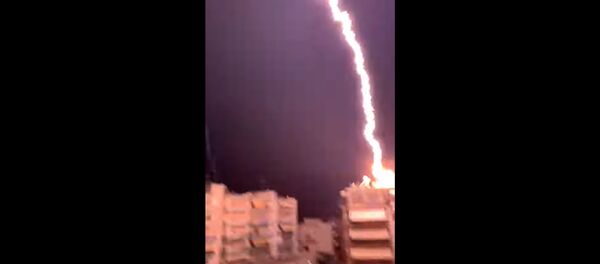 В Сети появилось видео мощнейшего разряда молнии во время шторма в Греции В Сети появилось видео мощнейшего разряда молнии во время шторма в Греции - Sputnik Молдова