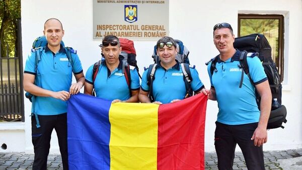 Jandarmeria Montană duce Drapelul Național pe cel mai înalt vârf din Europa - Sputnik Moldova-România