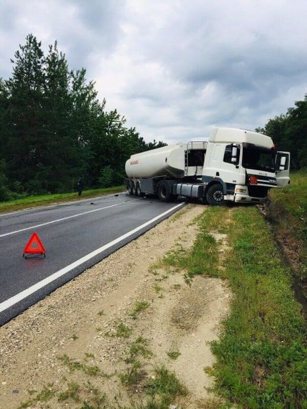 Accident teribil cu implicarea unei autocisterne cu inflamabil – Foto Accident teribil cu implicarea unei autocisterne cu inflamabil – Foto - Sputnik Moldova
