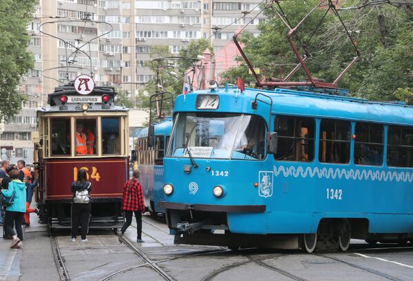 Современный трамвай маршрута №14 и старинный трамвайный вагон А (Аннушка) на торжественном параде, приуроченном к празднованию Дня московского транспорта - Sputnik Молдова