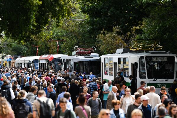 Трамвайные вагоны на торжественном параде, приуроченном к празднованию Дня московского транспорта - Sputnik Молдова