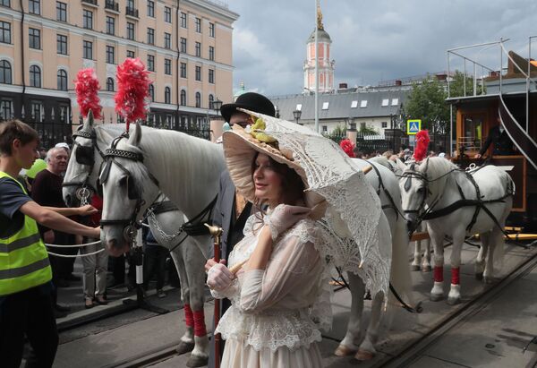 Конка (трамвай на лошадиной тяге) - участник торжественного парада, приуроченного к празднованию Дня московского транспорта - Sputnik Молдова