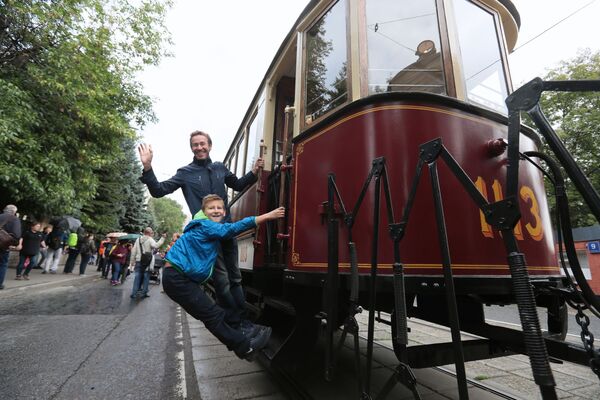 Пассажиры у старинного трамвайного вагона, участника торжественного парада, приуроченного к празднованию Дня московского транспорта - Sputnik Молдова