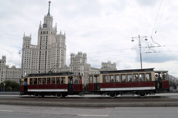 Старинные трамвайные вагоны на торжественном параде, приуроченном к празднованию Дня московского транспорта - Sputnik Молдова