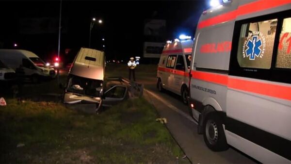 Microbuz cu opt pasageri implicat într-un accident la intrare în Cluj-Napoca - Sputnik Moldova