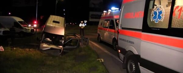 Microbuz cu opt pasageri implicat într-un accident la intrare în Cluj-Napoca - Sputnik Moldova-România