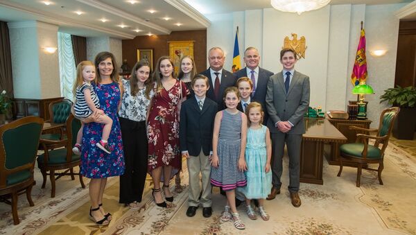 Președintele Igor Dodon împreună cu famili lui Brian Brown - Sputnik Moldova