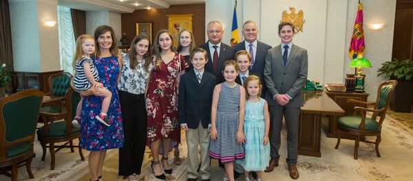 Președintele Igor Dodon împreună cu famili lui Brian Brown - Sputnik Moldova
