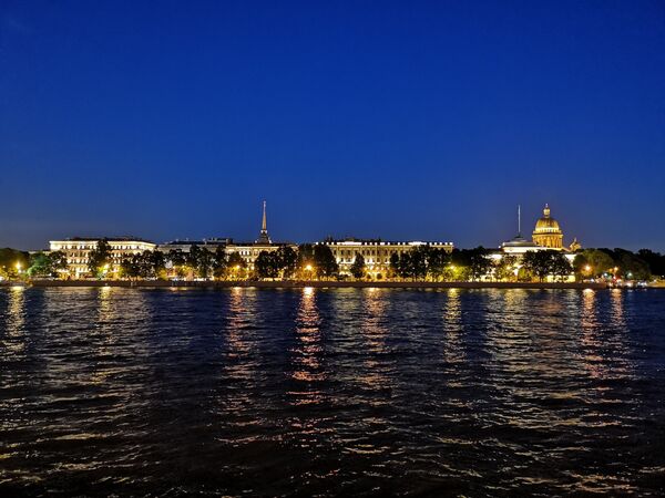 Вид с Университетской набережной на ночной Санкт-Петербург - Sputnik Молдова