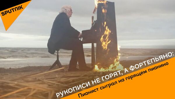 Un pianist cântă la un pian cuprins de flăcări - Sputnik Moldova