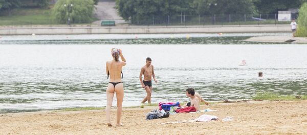 Люди спасаются от жары в Кишиневе, архивное фото. - Sputnik Молдова