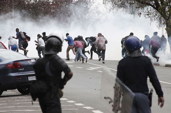 Poliția folosește gaze lacrimogene împotriva manifestaților studențești în Pietermaritzburg, Africa de Sud - Sputnik Moldova-România