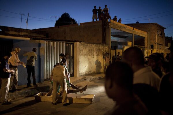Lucrătorii de la morgă iau corpul unui om care a murit în timpul unui schimb de focuri în zona Itinga din Salvador, Brazilia - Sputnik Moldova-România