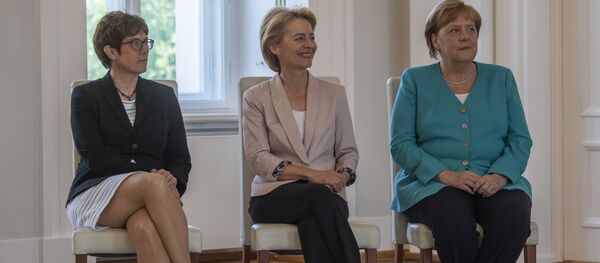 Annegret Kramp-Karrenbauer Ursula von der Leyen Angela Merkel - Sputnik Moldova-România