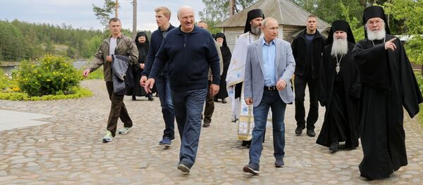 Președintele rus Vladimir Putin și președintele Belarusului, Alexandru Lukașenko, la schitul cu hramul Tuturor Sfinților de la Mănăstirea stavropighie din Valaam Președintele rus Vladimir Putin și președintele Belarusului, Alexandru Lukașenko, la schitul cu hramul Tuturor Sfinților de la Mănăstirea stavropighie din Valaam - Sputnik Moldova-România