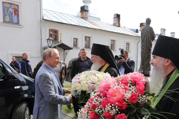 Președintele rus Vladimir Putin, întâmpinat la Mănăstirea de călugări Valaam - Sputnik Moldova-România