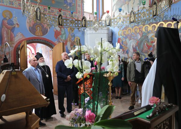 Președintele Rusiei, Vladimir Putin, și președintele Belarusului, Alexandru Lukașenko, la biserica icoanei Smolensk a Maicii Domnului pe teritoriul mănăstirii Tuturor Sfinților, la Mănăstirea Valaam - Sputnik Moldova-România