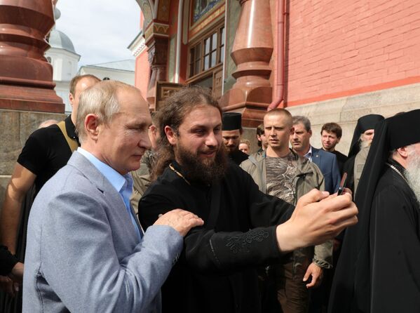Президент РФ Владимир Путин фотографируется со священником во время посещения Валаамского ставропигиального мужского монастыря - Sputnik Молдова