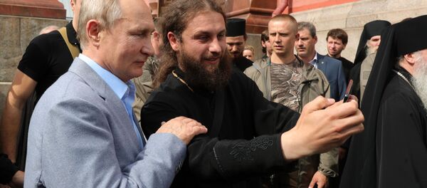 Президент РФ Владимир Путин фотографируется со священником во время посещения Валаамского ставропигиального мужского монастыря Президент РФ Владимир Путин фотографируется со священником во время посещения Валаамского ставропигиального мужского монастыря - Sputnik Молдова