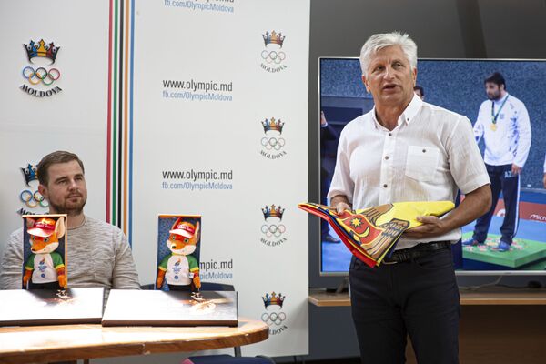 Președintele Comitetului  Național Olimpic al Republicii Moldova, Nicolae Juravschi, se pregătește să transmită echipei drapelul Republicii Moldova  - Sputnik Moldova