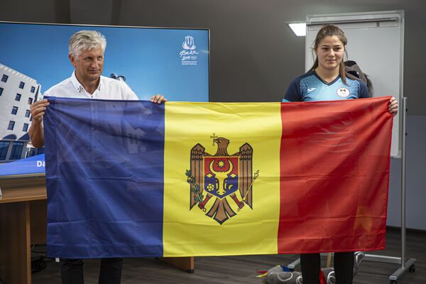 Nicolae Juravschi a transmis drapelul Republicii Moldova atletei Nina Căpățână - Sputnik Moldova