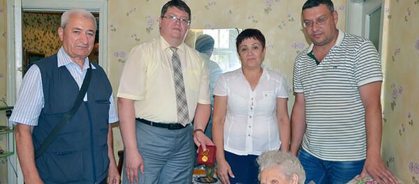 Советник Посольства Российской Федерации в Молдове Илья Уваров вручил медаль  «За победу над Германией в Великой Отечественной войне 1941—1945 гг.» Лидии Александровне Молдовановой - Sputnik Молдова