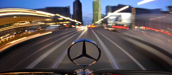 Ein Mercedes-Wagen fährt Richtung Potsdamer Platz - Sputnik Moldova