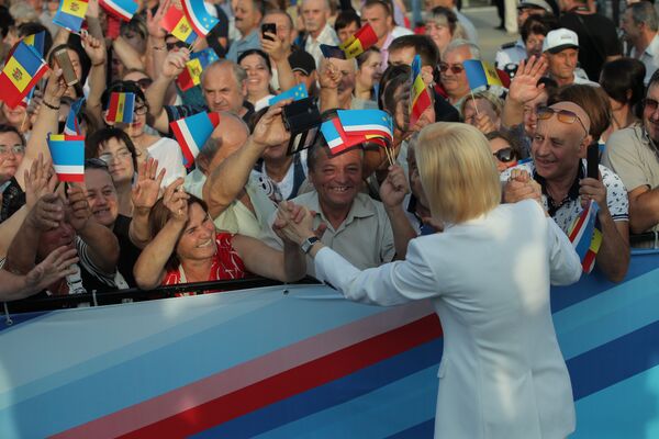 Ирину Влах встречали аплодисментами. - Sputnik Молдова