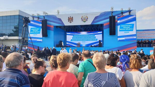 Посмотреть церемонию инаугурации башкана собралось довольно много жителей Комрата. - Sputnik Молдова