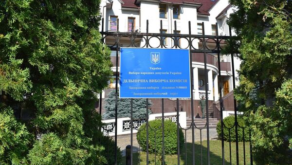 Зарубежный избирательный участок в здании посольства Украины в Молдове на выборах в Верховную раду - Sputnik Молдова