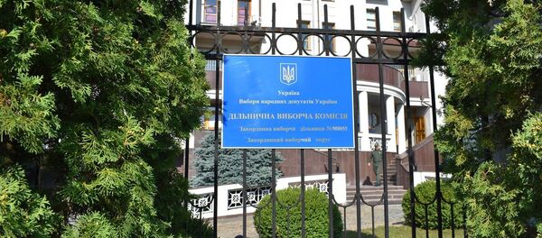 Зарубежный избирательный участок в здании посольства Украины в Молдове на выборах в Верховную раду - Sputnik Молдова