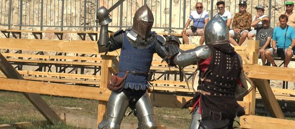 Ради почета и любви: в Бендерской крепости бились современные рыцари - Sputnik Молдова