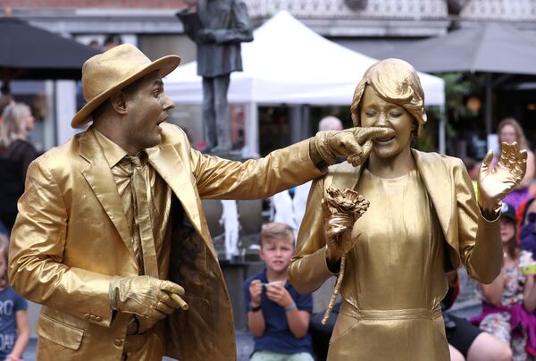 Артисты в сценке Золотая свадьба на фестивале живых статуй в Бельгии  - Sputnik Молдова