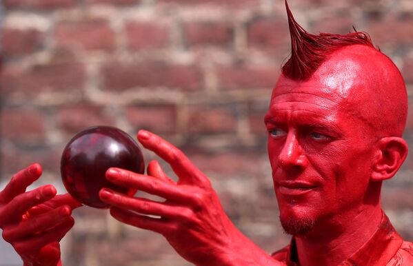 Артист Мистер Красный на фестивале живых статуй в Бельгии  - Sputnik Молдова