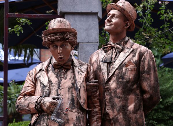 Артисты в сценке Возвращение домой на фестивале живых статуй в Бельгии  - Sputnik Молдова