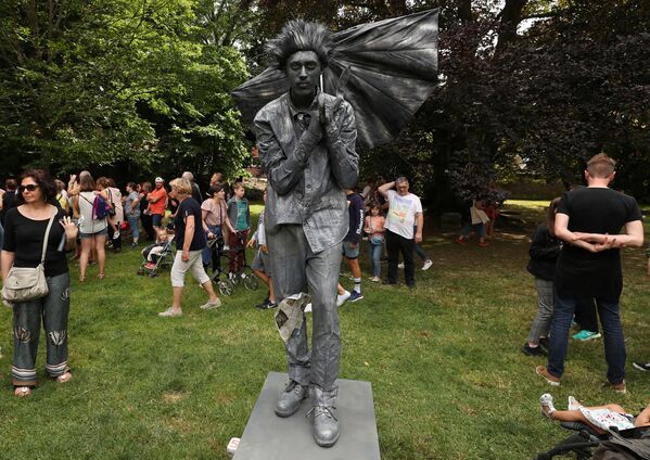 Артист в сценке Предупреждение о шторме на фестивале живых статуй в Бельгии - Sputnik Молдова